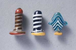 Twee glazen oorstekers en een Ib hart amulet